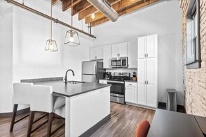 Réfrigérateur, micro-ondes, four, plaque de cuisson