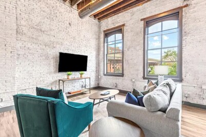 Riverfront Loft, Arch/Convention Center/Casino/Stadium