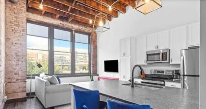 Sunny Riverfront Loft - Walk to Arch, Conventions, Casino & Stadium