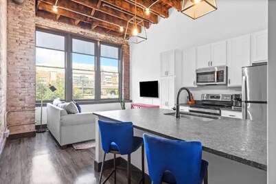 Sunny Riverfront Loft - Walk to Arch, Conventions, Casino & Stadium