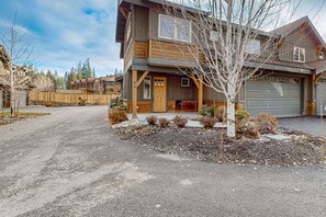 Exterior - Black Bear Lodge 4BR w/ensuites, golf, driving range, game room, walk everywhere (Cle Elum)