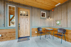 Outdoor dining - Black Bear Lodge 4BR w/ensuites, golf, driving range, game room, walk everywhere (Cle Elum)