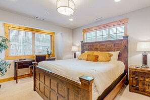 4 bedrooms, desk, travel crib, WiFi