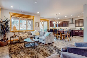 TV, fireplace, table football - Black Bear Lodge 4BR w/ensuites, golf, driving range, game room, walk everywhere (Cle Elum)