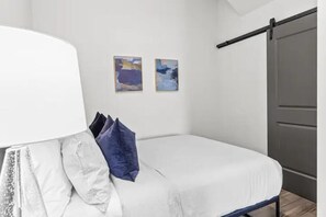 1 bedroom, desk, free WiFi, bed sheets - Stylish Riverfront Studio - Convention Center, Casino, Arch, Stadium (St. Louis)