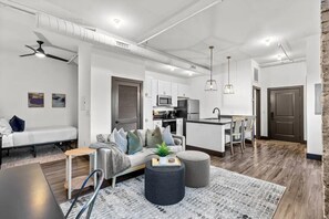 Smart TV - Stylish Riverfront Studio - Convention Center, Casino, Arch, Stadium (St. Louis)