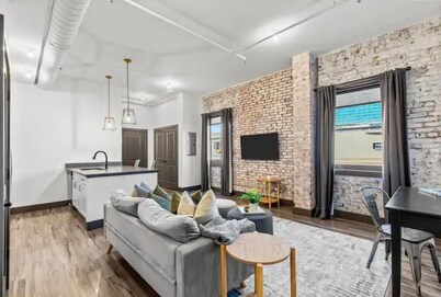 Stylish Riverfront Studio - Convention Center, Casino, Arch, Stadium