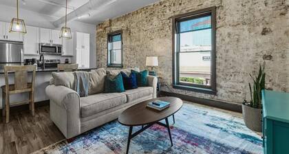 Riverfront Loft - Walk to Arch, Casino, Convention Center & Stadiums