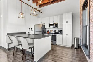 Réfrigérateur, micro-ondes, four, plaque de cuisson