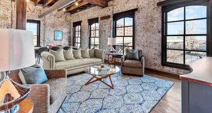 Huge Riverfront Loft - Walk to Conventions, Arch, Stadiums & Casino