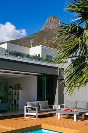 Property grounds - Luxurious Fresnaye Home w/Pool + Inverter
 (Cape Town)