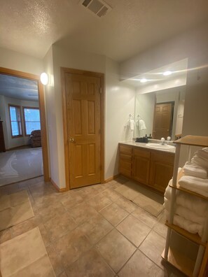 ヘアドライヤー、タオル、石鹸、シャンプー