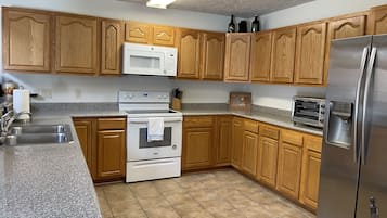 冷蔵庫、電子レンジ、オーブン、コンロ