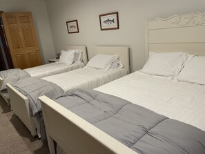 3 bedrooms, free WiFi, bed sheets - River-front home perfect for a getaway or fishing excursion. Pet-friendly! (Mountain Home)