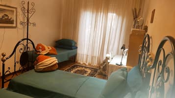 1 habitación, tabla de planchar con plancha y ropa de cama