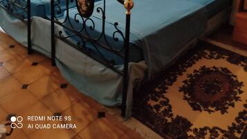 1 habitación, tabla de planchar con plancha y ropa de cama