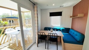 CALIFORNIA STANDARD 4 p | Living area | 60-inch TV with digital channels, ping pong - Camping TIKAYAN CLAU MAR JO  (Bormes-Les-Mimosas)
