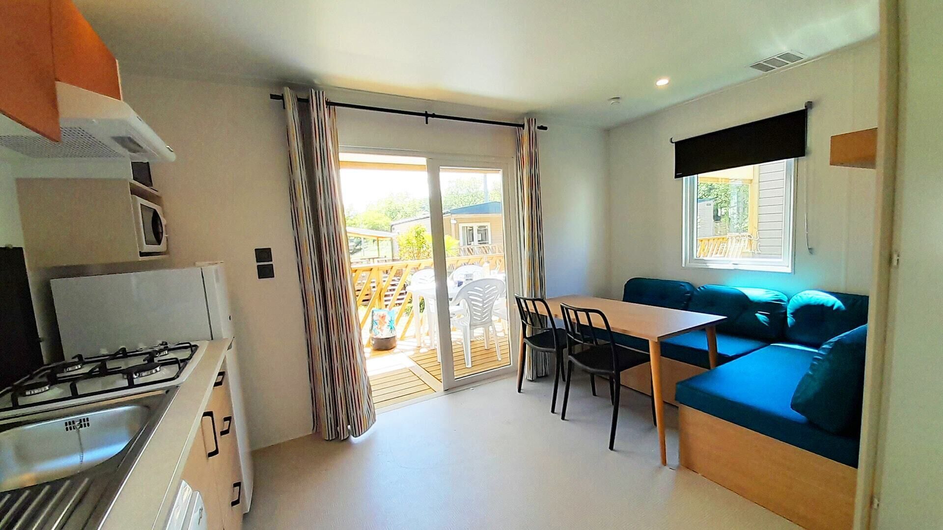 CALIFORNIA STANDARD 4 p | Living area | 60-inch TV with digital channels, table tennis