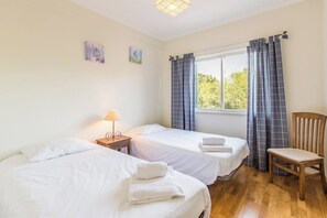 2 habitaciones, tabla de planchar con plancha y wifi gratis 