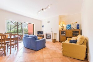 TV, fireplace - Apartment Anibal - Golf and beach apartment in Aroeira Golf Resort by Allure Villas (Herdade da Aroeira)