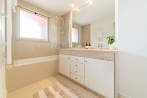 Een douche, een haardroger, handdoeken