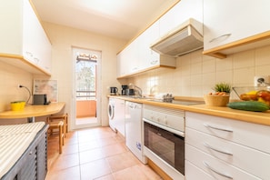 Coffee/tea maker, fridge, microwave, oven - Apartment Nitin - Well-appointed holiday apartment situated on a renowned golf course, combining comfort, convenience, and scenic fairway views (Herdade da Aroeira)