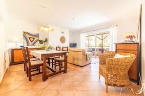 Dining - Apartment Nitin - Well-appointed holiday apartment situated on a renowned golf course, combining comfort, convenience, and scenic fairway views (Herdade da Aroeira)
