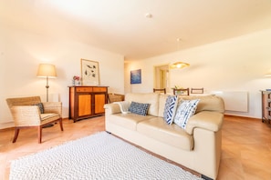 TV, fireplace - Apartment Nitin - Well-appointed holiday apartment situated on a renowned golf course, combining comfort, convenience, and scenic fairway views (Herdade da Aroeira)