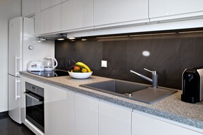 Apartament | Cuina bàsica privada | Frigorífic, microones, bullidora elèctrica i torradora 