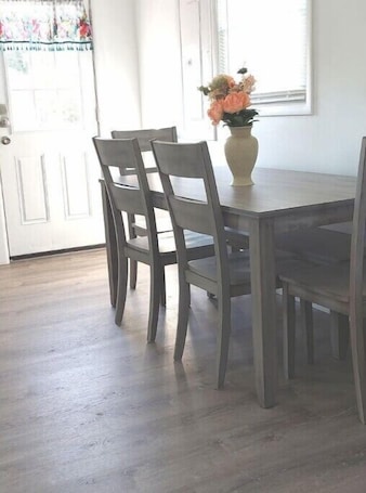 Dining. cozy for 6/Ark 1 mile/full laundry & kitchen/wi-fi