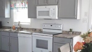 Coffee/tea maker, fridge, microwave, oven - cozy for 6/Ark 1 mile/full laundry & kitchen/wi-fi

 (Williamstown)