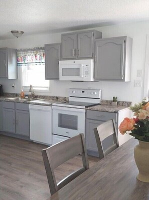 Frigorífico, microondas, horno y placa de cocina