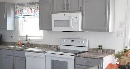 cozy for 8/Ark 1 mile/full laundry & kitchen/wi-fi