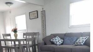 Smart TV, books - cozy for 6/Ark 1 mile/full laundry & kitchen/wi-fi

 (Williamstown)