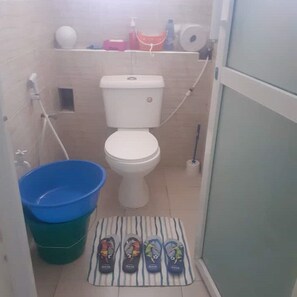 Secador de cabelo, toalhas de banho, sabonete, papel higiênico