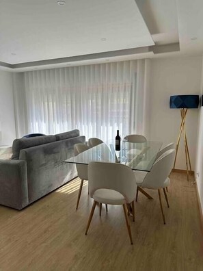 Dining - Glam 2 bedroom In Massamá (Massamá)