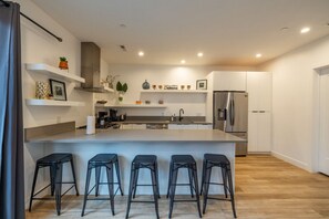 Køleskab, mikrobølgeovn, ovn, kogeplade