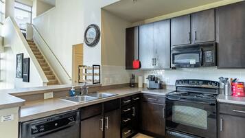 Réfrigérateur, micro-ondes, four, plaque de cuisson