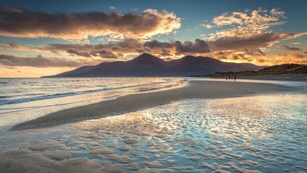 A beach with a mountain in the background and a clear sky. - Cosy Barn Conversion in the Mournes (Newry)