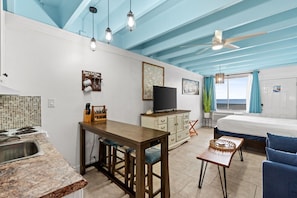 1 bedroom, free WiFi, bed sheets - Beachfront | Studio | Pool | Amazing Sunsets (Panama City Beach)