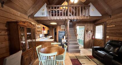 Beautiful private log cabin on the water in a small cabin community.
