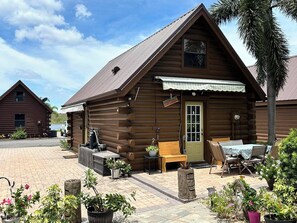 Outdoor dining - Beautiful private log cabin on the water in a small cabin community.  (okeechobee)