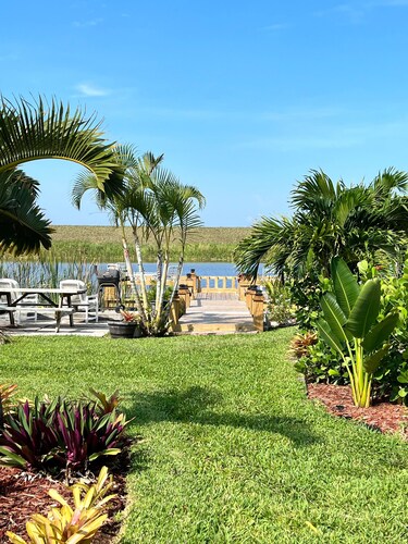Beautiful private log cabin on the water in a small cabin community. 