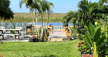 Beautiful private log cabin on the water in a small cabin community.