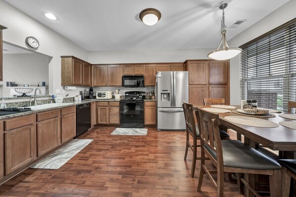 Een koelkast, een magnetron, een oven, een kookplaat