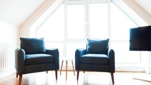 Living area - Caribou Suite-Bright & Spacious 2-Bed | Gated Parking | Close to City & Hospital (Burton upon Trent)