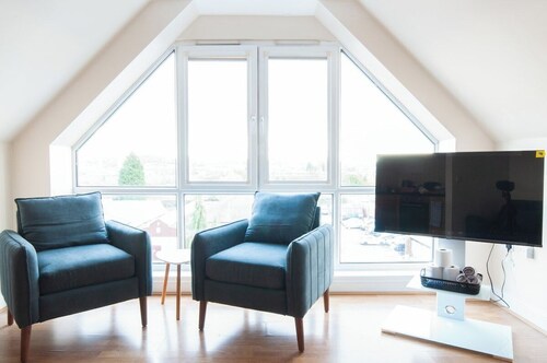 Caribou Suite-Bright & Spacious 2-Bed | Gated Parking | Close to City & Hospital