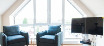 Caribou Suite-Bright & Spacious 2-Bed | Gated Parking | Close to City & Hospital