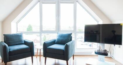 Caribou Suite-Bright & Spacious 2-Bed | Gated Parking | Close to City & Hospital