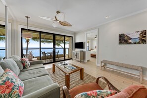 TV, books - Updated waterfront condo with ocean views, heated pool, & private lanai (Koloa)